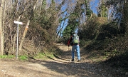 04 Si entra nel bosco infilandosi su un tratturo...